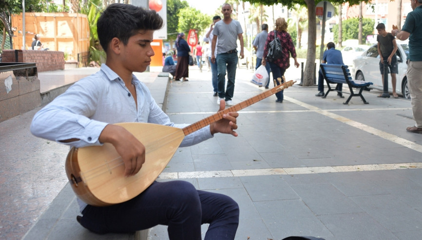 Sokakların bağlamacısı