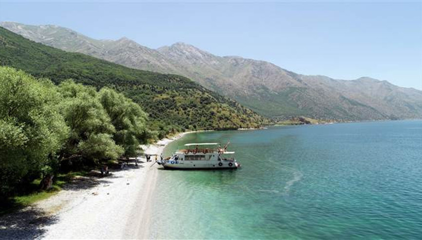 Van Gölünün saklı koyları... Sadece teknelerle 3 saatte gidilebiliyor Van Gölünün saklı koyları... Sadece teknelerle 3 saatte gidilebiliyor
