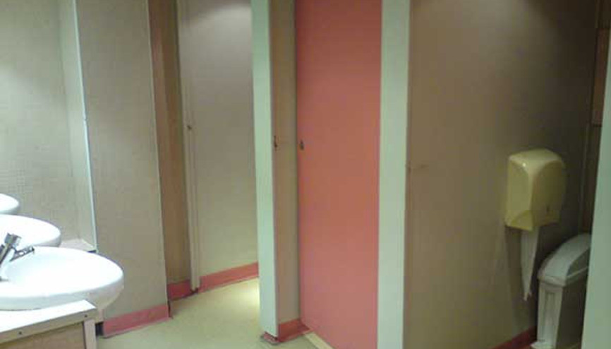 İş yeri tuvaletinde inanılmaz taciz Elinde çakmakla içeri girip...