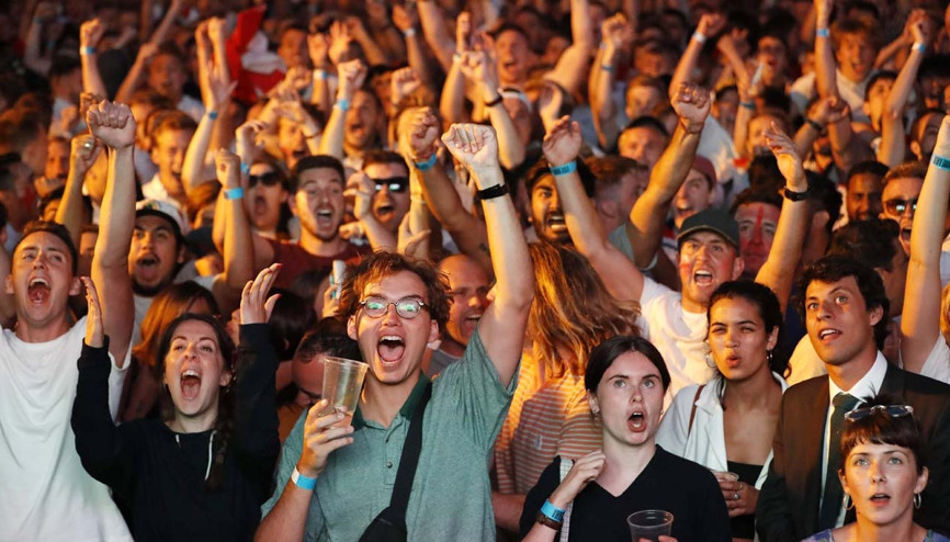 Dier attı, Londrada yer yerinden oynadı