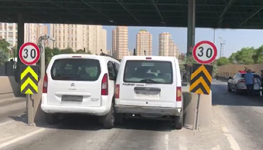 Ispartakulede iki sürücü aynı gişeden geçmek isteyince sıkışıp kaldı Ispartakulede iki sürücü aynı gişeden geçmek isteyince sıkışıp kaldı