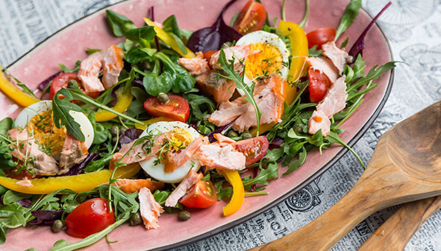 Yemek için hafif bir şeyler arayanlara çeşit çeşit salatalar