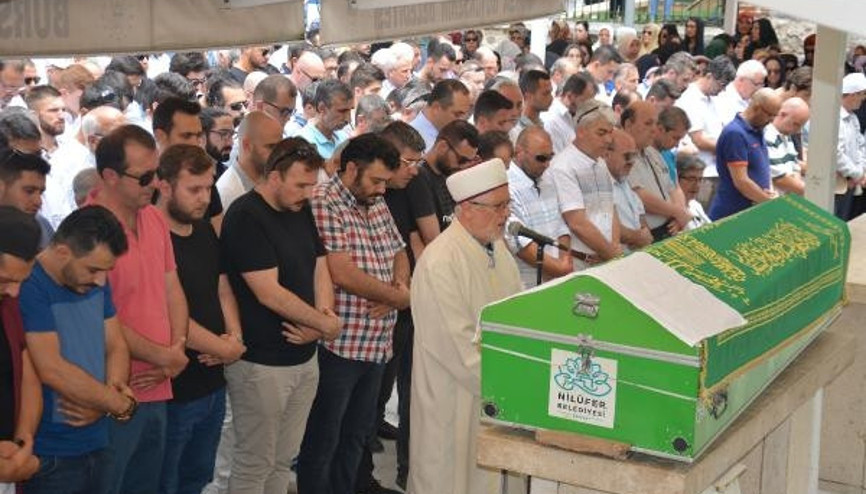 Alyansını boynuna asıp eşini son yolculuğuna uğurladı Alyansını boynuna asıp eşini son yolculuğuna uğurladı