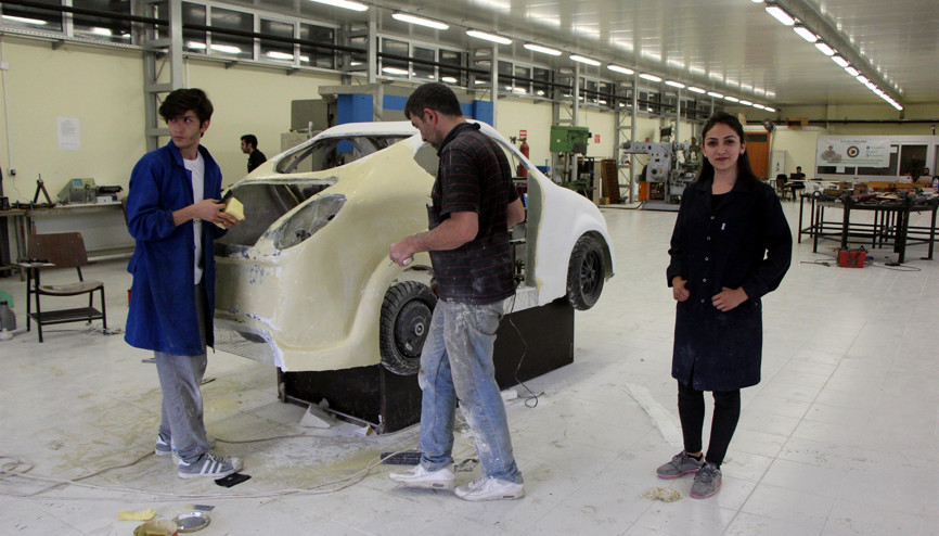 Öğrenciler, memleketlerine gitmeyip otomobil yapıyor Öğrenciler, memleketlerine gitmeyip otomobil yapıyor