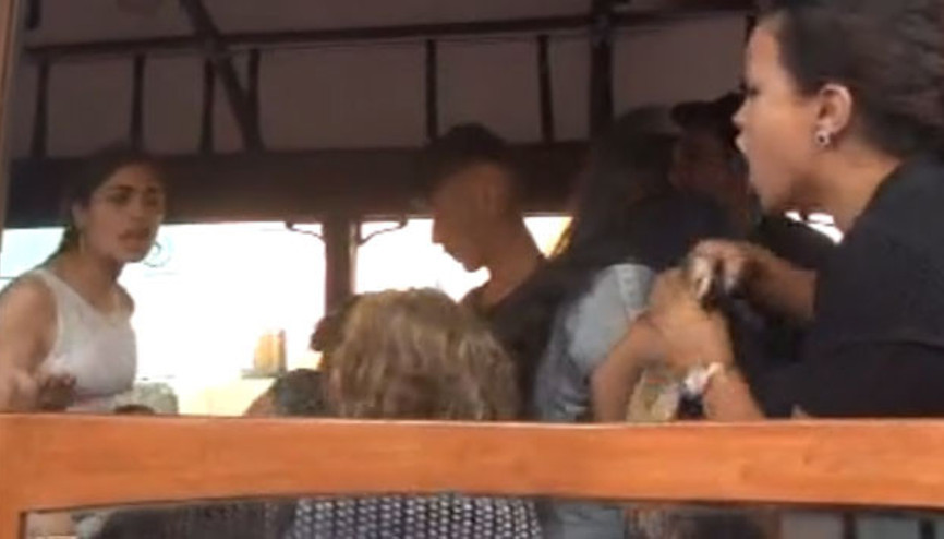 Nostaljik tramvayda ayağa basma kavgası... Gözyaşlarına boğuldu Nostaljik tramvayda ayağa basma kavgası... Gözyaşlarına boğuldu