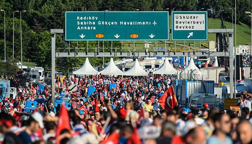 15 Temmuz Şehitler Köprüsünde oluşturulan alanı vatandaşlar doldurdu