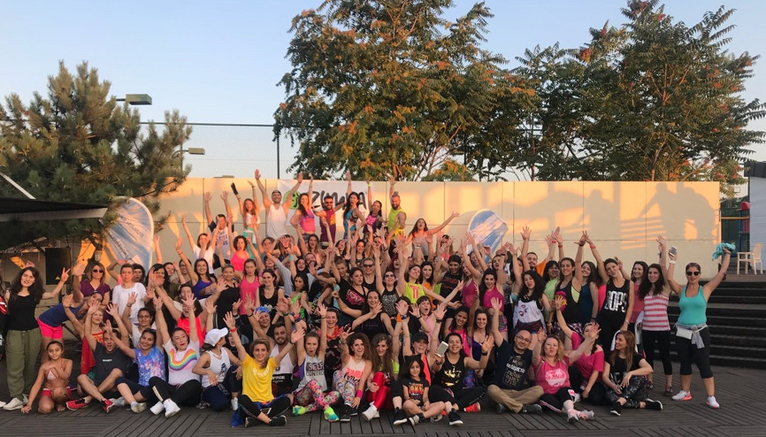 Havuz başında zumba zamanı