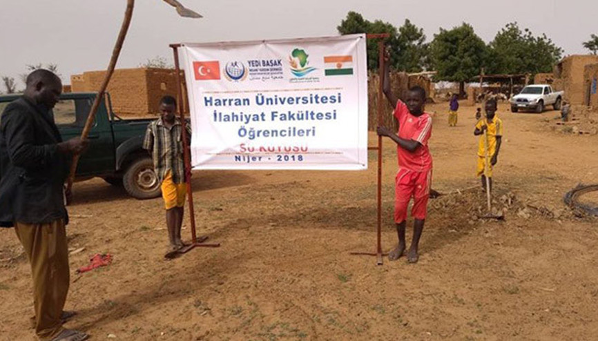 Alkışlar, Nijer’de su kuyusu açtıran Harran Üniversitelilere