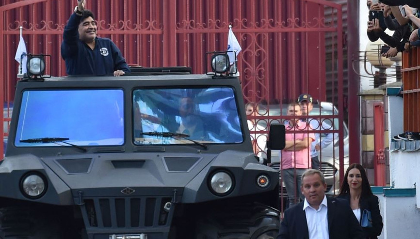 Devlet başkanı gibi karşılandı Maradona...