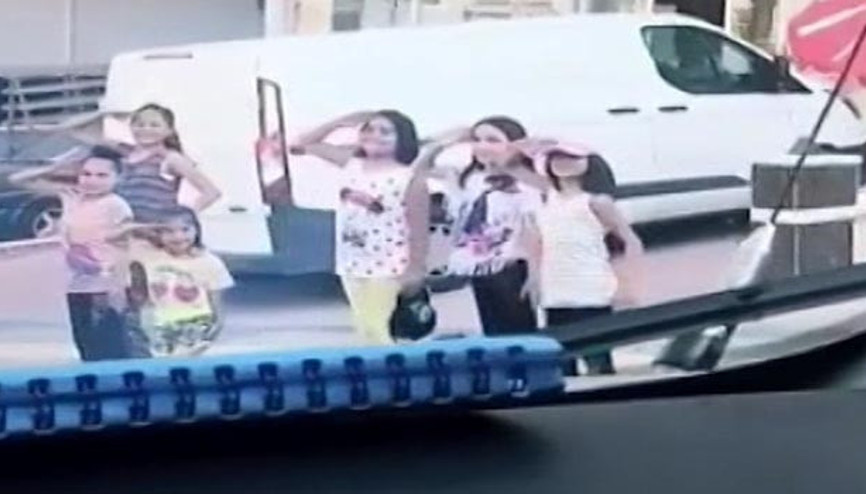 Yoldan geçen polis aracını görünce esas duruşta selam verdiler