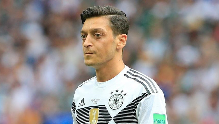 Mesut Özil Almanya basınını ikiye böldü
