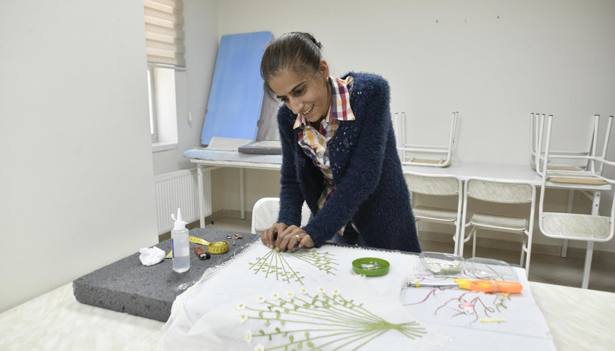 İğne oyasıyla dünyaya açıldı