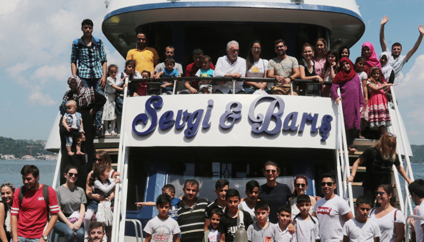 Suriyeli çocuklara Boğaz turu
