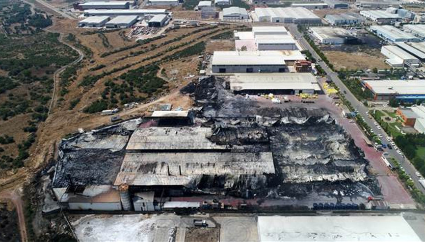 Antalya OSB’de 19 bin metrekarelik fabrika küle döndü Antalya OSB’de 19 bin metrekarelik fabrika küle döndü