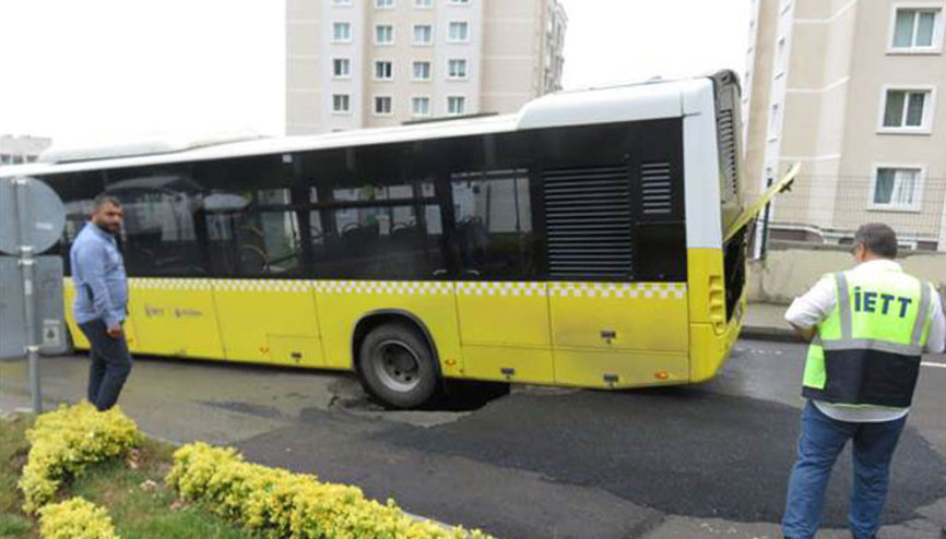 Yol çöktü, otobüsün tekerleği çukura düştü