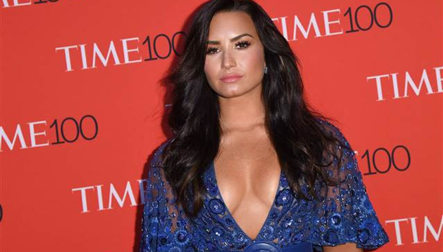 Ünlü şarkıcı Demi Lovato hastaneye kaldırıldı