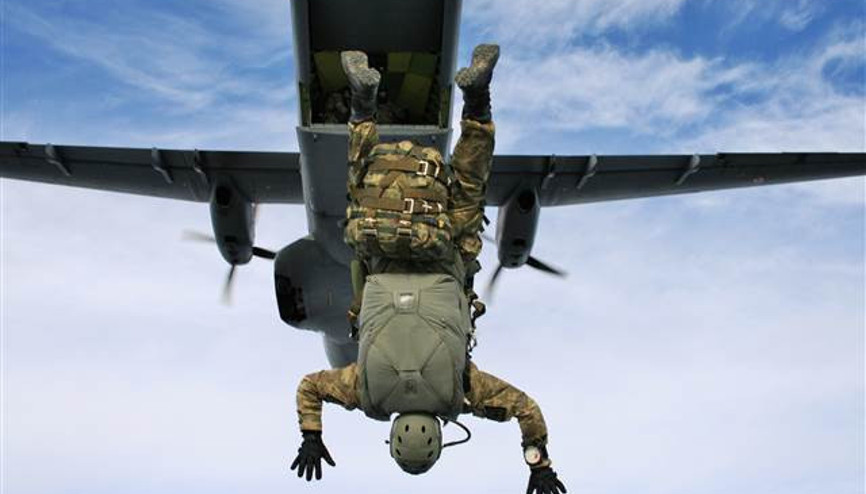 Bordo berelilerin paraşüt eğitiminden kareler