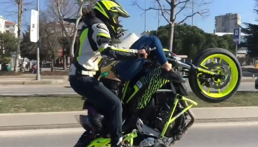 Maltepe sahilde şok görüntü Sevgilisiyle bu halde gittiler...