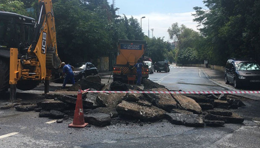 Sağanak yağışın ardından Beylerbeyinde yol çöktü, Sultanbeylide 2 araç çukura düştü