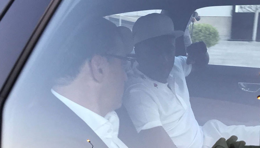 Kameraman kırdı geçirdi: Ayew camı açsana Ayew