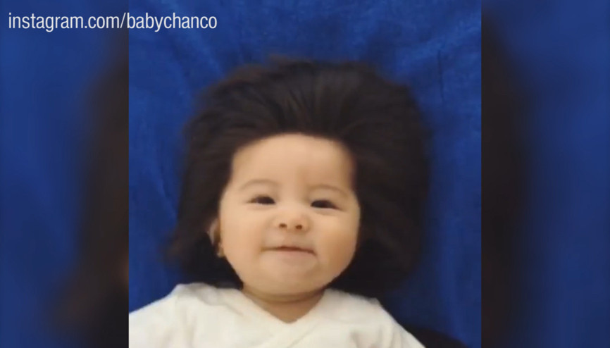 Gür saçlarıyla fenomen oldu