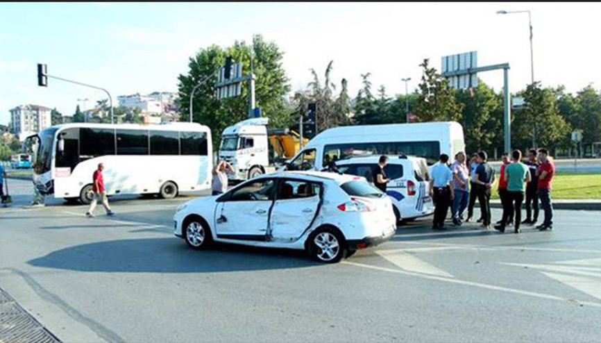 Çevik kuvvet polislerini taşıyan midibüs otomobil ile çarpıştı