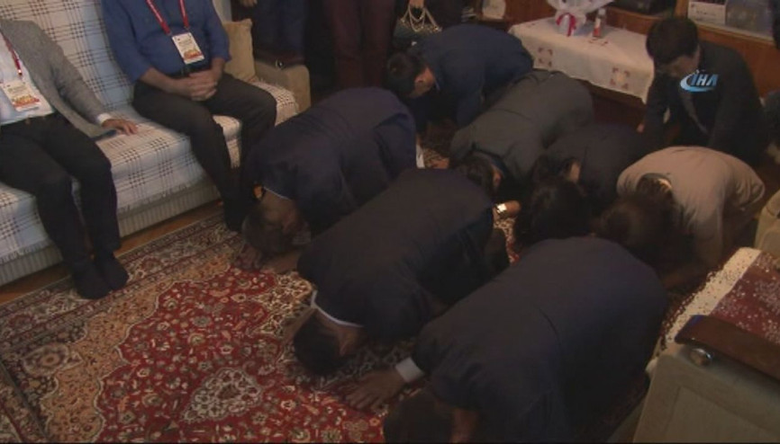 Kore gazilerine saygılarını önlerine eğilerek gösterdiler Kore gazilerine saygılarını önlerine eğilerek gösterdiler