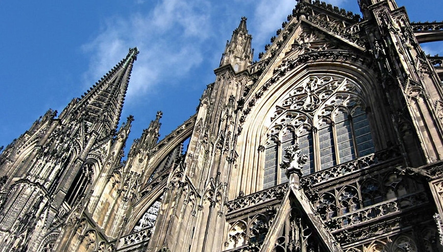 Köln Katedralini ziyaret edenlere dağıtılan örtüler kayboldu