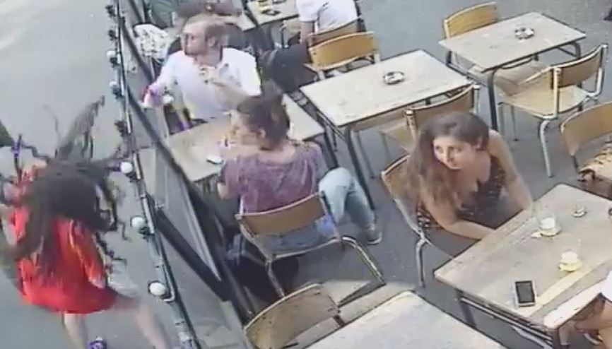 Pariste tacizcisine tepki gösterdiği için tokat yiyen kadının videosu viral oldu