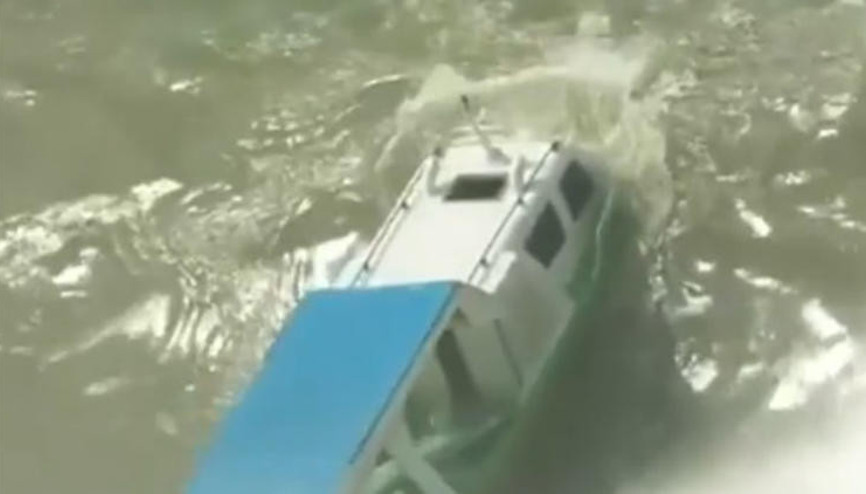 Dev dalgalar tekneyi yuttu