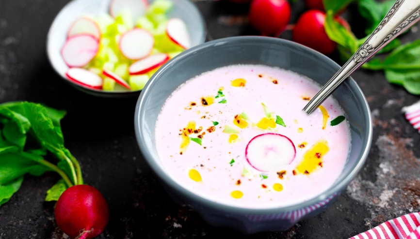 Yazın Bunaltıcı Sıcağına İnat: Pembe Soğuk Turp Çorbası
