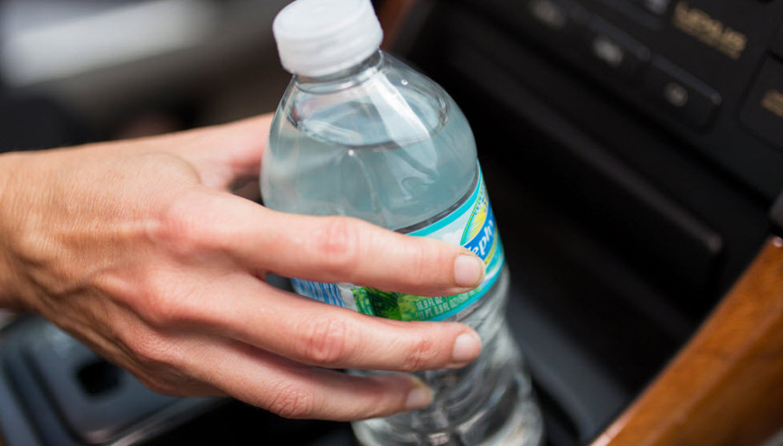 Şişeyi arabada bu şekilde bırakmayın, başınız yanabilir