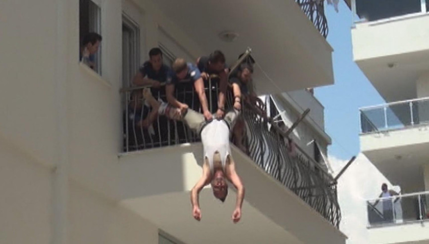 Police save Turkish man’s life amid suicide by grabbing his belt