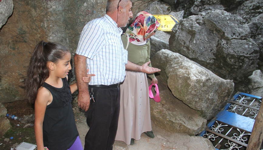 Onu görünce dayanamadılar Peş peşe mağaranın içine girmeye başladılar ve...