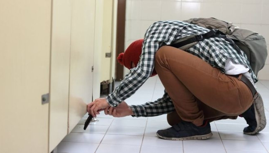 Tuvalette cinsel içerikli görüntüleri böyle çekiyorlar