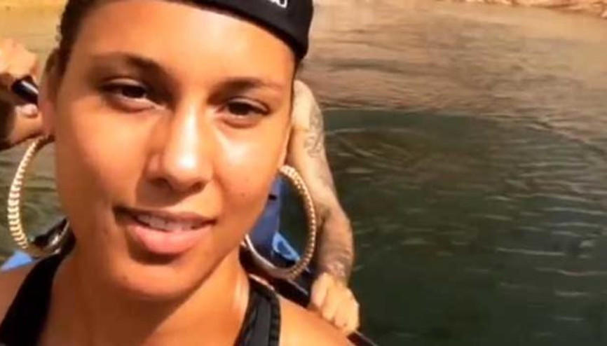 Alicia Keys Halkalı Şekerle yüzdü