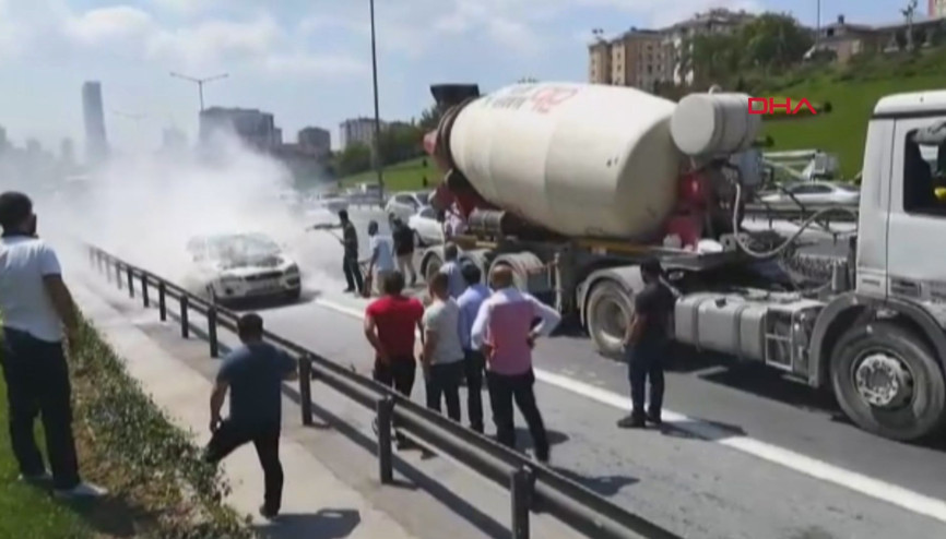 Yanan otomobili beton mikseriyle söndürdüler