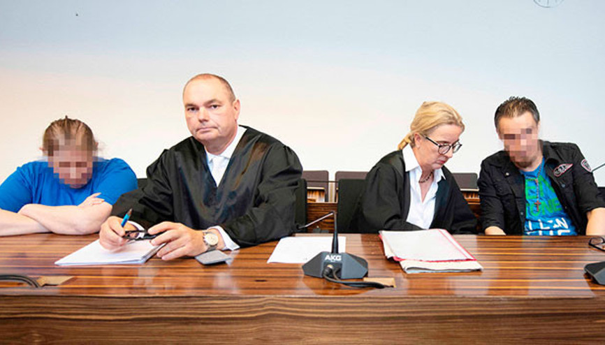 Yaptığı iğrençlikten hiç pişman olmamış gibi... Kararı ağzında sakızla dinledi