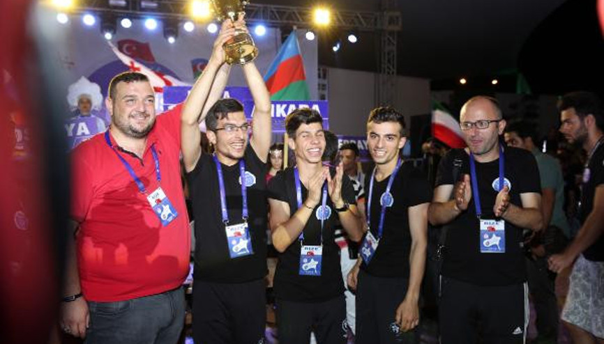 En hızlı çay içme yarışmasını Türkiye kazandı En hızlı çay içme yarışmasını Türkiye kazandı