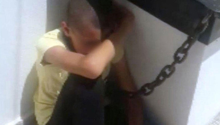 Oğlunu apartmanın çatısına zincirle bağladı