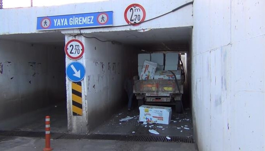 Yanlış hesapla alt geçitte sıkıştı