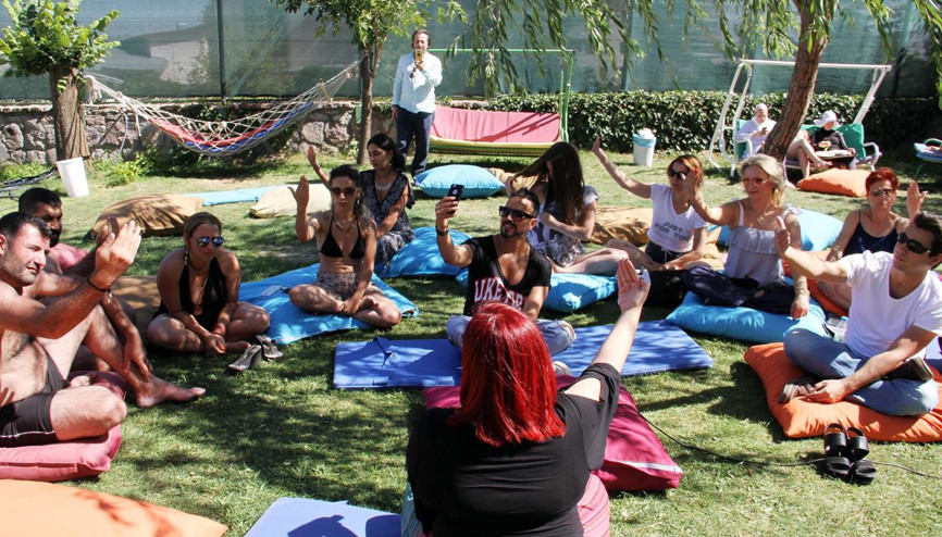 Bu meditasyonda kahkaha ve çığlık var