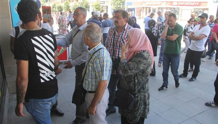 Çeşitli illerden çok sayıda kişi, döviz bozdurmak için bürolara akın etti