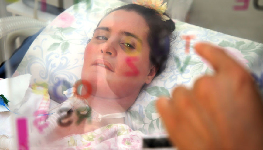 Özlem sadece gözlerini kullanarak başlattı Binlerce insanı mutlu etti...