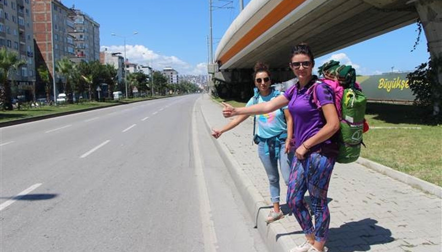 Otostopla 25 araç değiştirip, Karadeniz’i bir haftada gezdiler Otostopla 25 araç değiştirip, Karadeniz’i bir haftada gezdiler