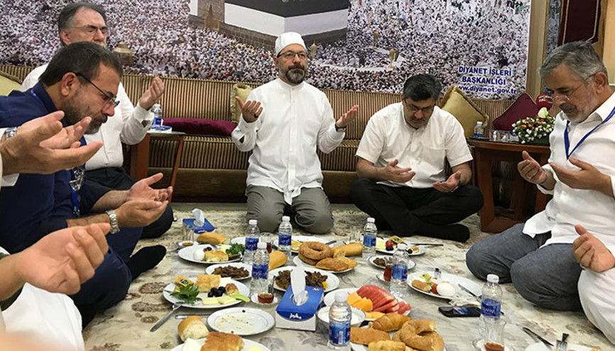 Diyanet İşleri Başkanı Erbaştan Mekke’den çağrı: Milli parayı kullanın
