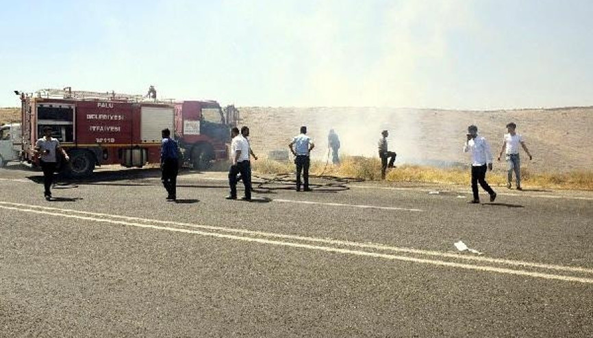 Şarampole yuvarlanan otomobil alev aldı: 2 yaralı Şarampole yuvarlanan otomobil alev aldı: 2 yaralı