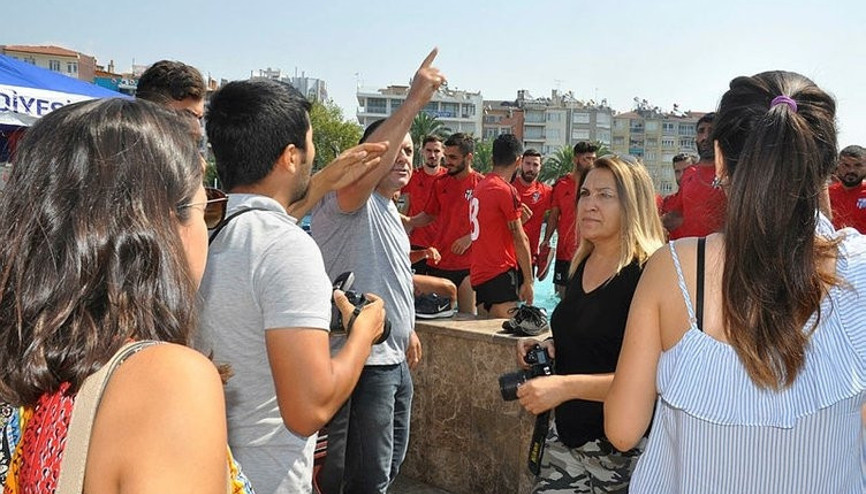 Yok böyle protesto Şehir meydanında o futbolcuları görenler...