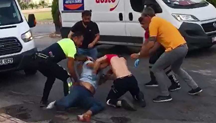 Ayağı kırık dövüşçü kendisine yardım eden sağlıkçıyı dövdü