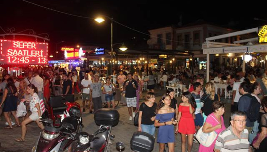 Cundada adım atacak yer kalmadı